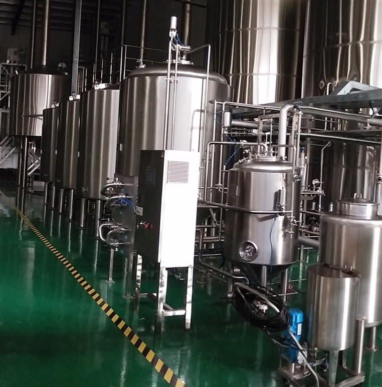 What independent equipment is included in beer brewing systems in breweries and restaurants?